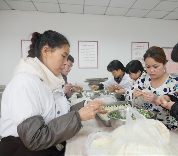 饺子香味飘满院 最生动的画面捕捉浓浓的臻情